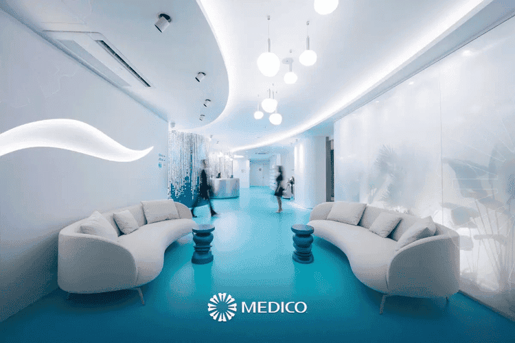 Accueil moderne et lumineux à la clinique Medico en Turquie, service de santé de haute qualité pour les patients internationaux.