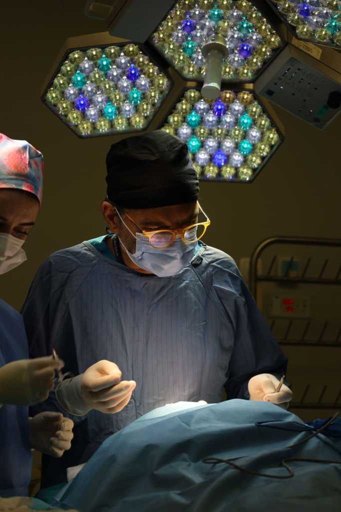 Chirurgo dell'Acibadem Hospitals Group opera in una sala operatoria hi-tech con illuminazione LED avanzata