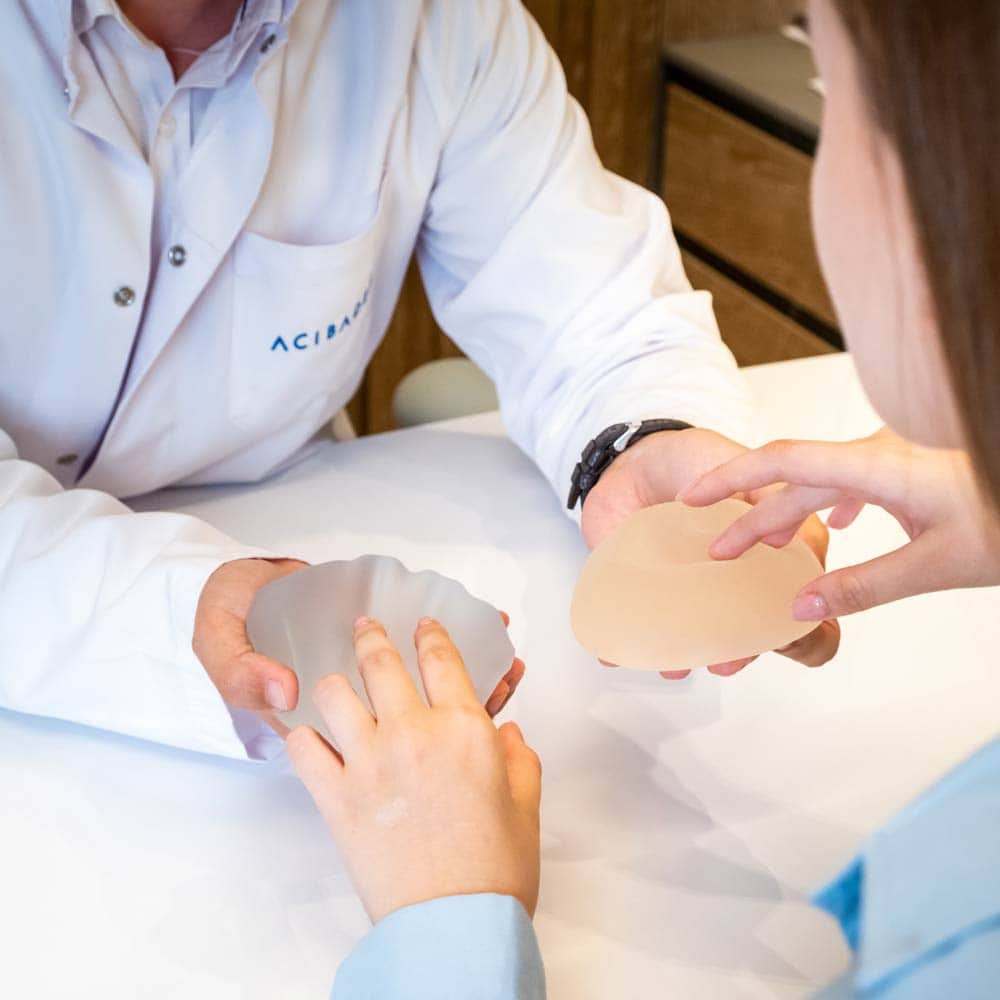 Consulto per chirurgia estetica presso Acibadem: chirurgo mostra protesi mammarie in silicone per mastoplastica additiva