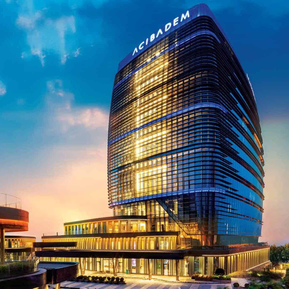 Bâtiment principal moderne du groupe hospitalier Acibadem à Istanbul, reconnu pour ses services médicaux haut de gamme