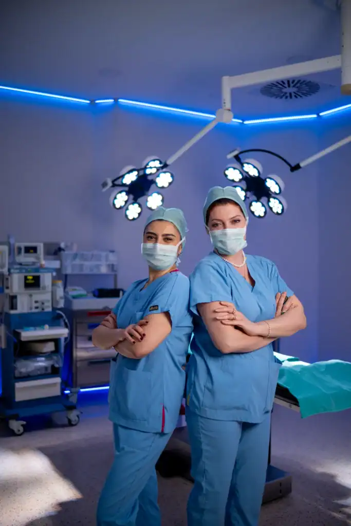 Équipe médicale de la clinique Aslı Tarcan en tenue chirurgicale dans la salle d’opération
