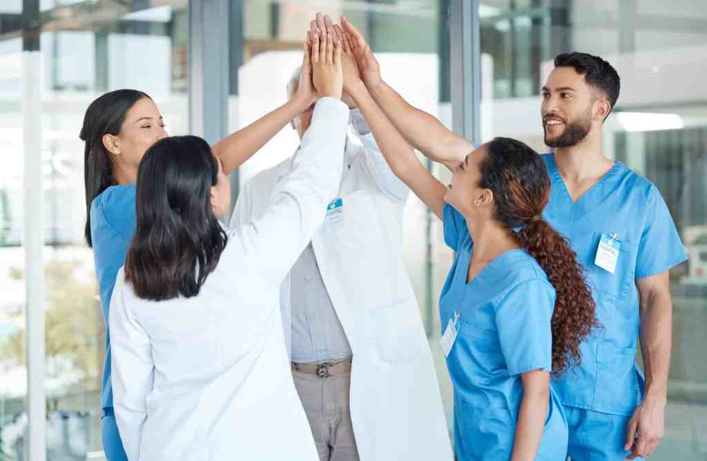 Team medico e infermieristico della Clinic Prime Istanbul che festeggia il successo di un intervento di chirurgia