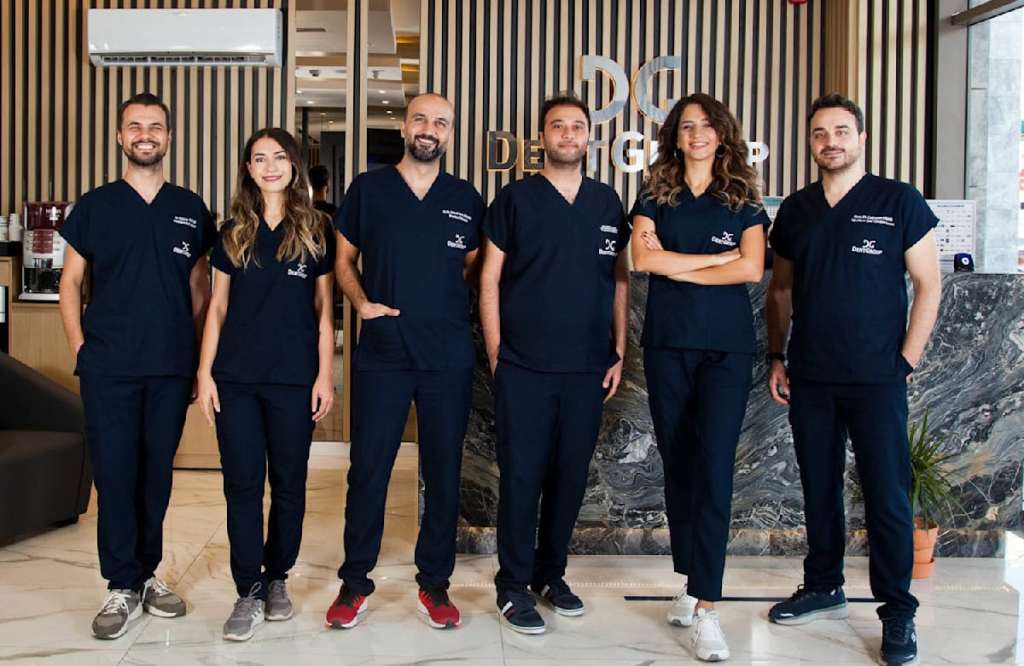 Team di dentisti professionisti di DentGroup International per turismo medicale e cure odontoiatriche in Turchia