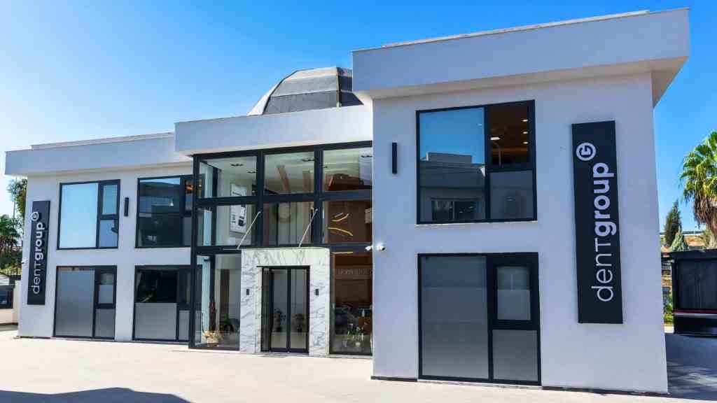 Esterno della clinica odontoiatrica DentGroup International in Turchia, architettura moderna e minimalista