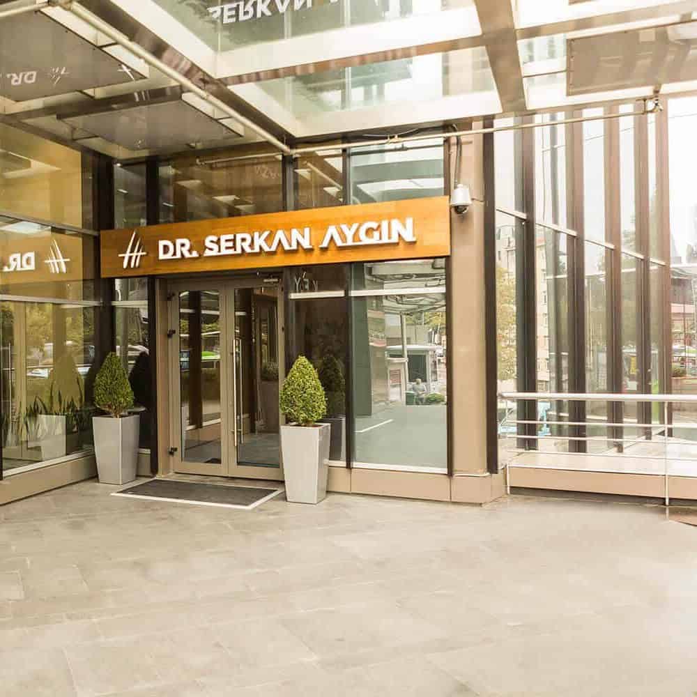 Entrée principale de la Dr Serkan Clinic à Istanbul, centre réputé en greffe capillaire et chirurgie esthétique