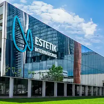 Façade moderne du centre Estetik International à Istanbul, clinique esthétique renommée fondée en 1999