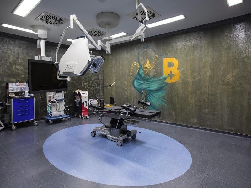 Salle d’opération moderne de la clinique Estetik International avec équipement médical avancé