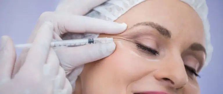 Patiente recevant une injection de PRP au niveau du visage au Liv Hospital en Turquie