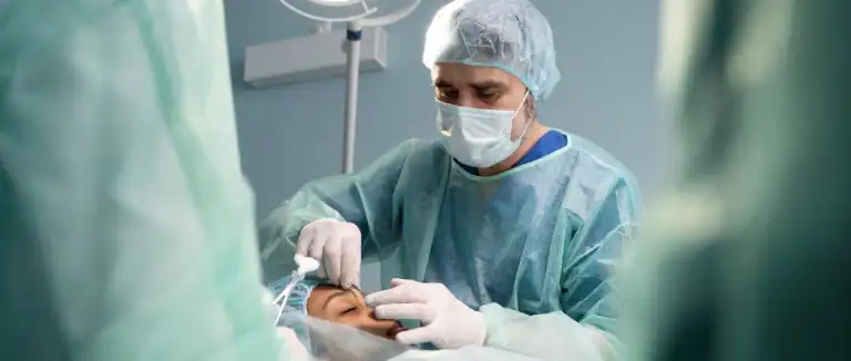 Chirurgien en salle d’opération au Liv Hospital en Turquie réalisant une intervention esthétique