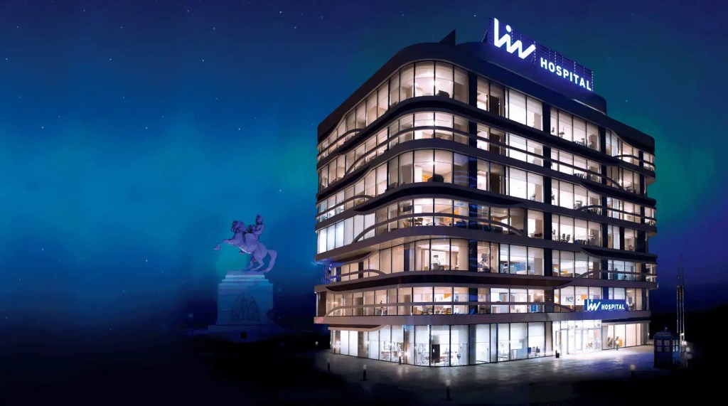 Bâtiment du Liv Hospital en Turquie éclairé de nuit avec enseigne lumineuse