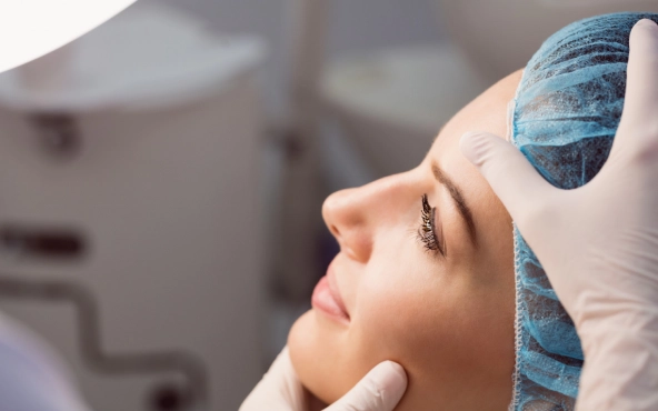 Patiente examinée avant une chirurgie esthétique du visage au Liv Hospital en Turquie