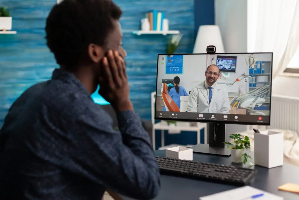 Consultation en visioconférence entre un patient et un dentiste de Medico Clinic Istanbul pour un suivi à distance personnalisé
