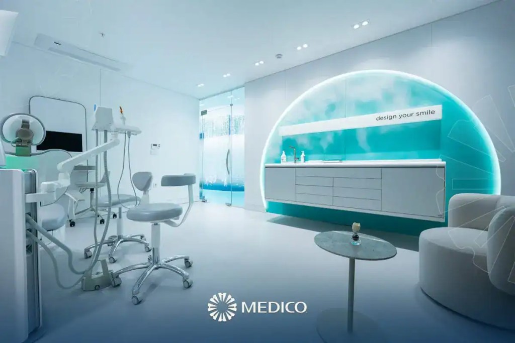 Salle de soins dentaires moderne de Medico Clinic Istanbul, spécialisée en implants, facettes et esthétique du sourire