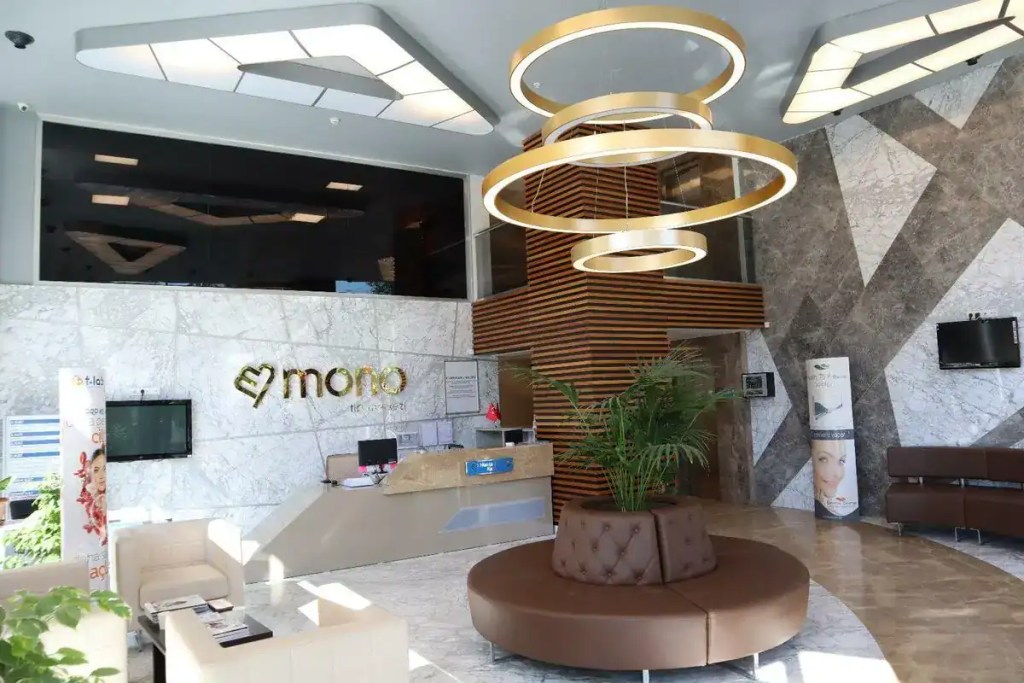 Reception e sala d'attesa dal design contemporaneo della Clinica Mono per pazienti internazionali a Izmir