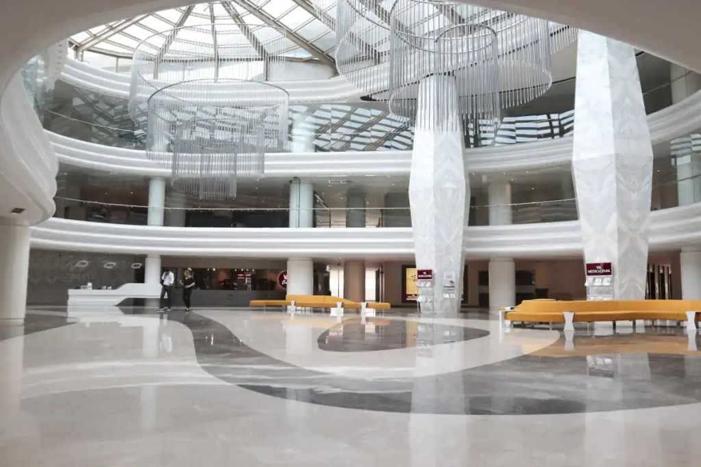 Interno moderno e lussuoso della Clinica Mono a Izmir: hall spaziosa per pazienti di turismo medico e chirurgia estetica