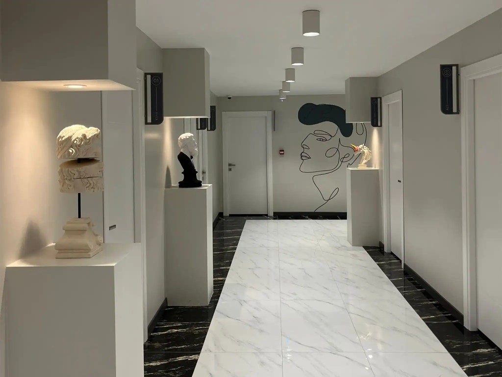 Corridoio moderno della clinica Sapphire Hair Clinic con decorazioni minimaliste in Turchia