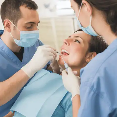 Dentista durante un trattamento in una moderna clinica dentale in Turchia.