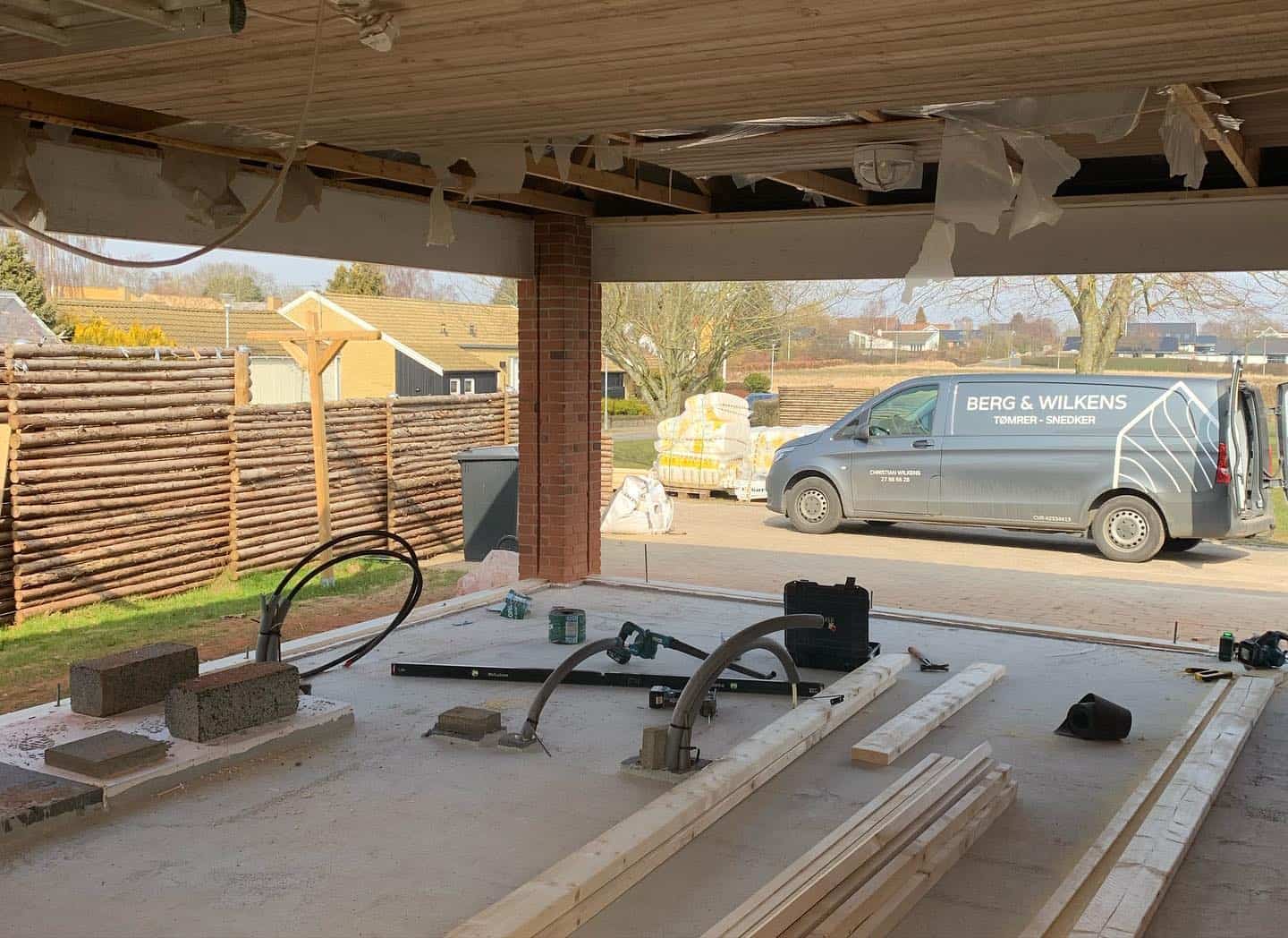 Garage under renovering set indefra