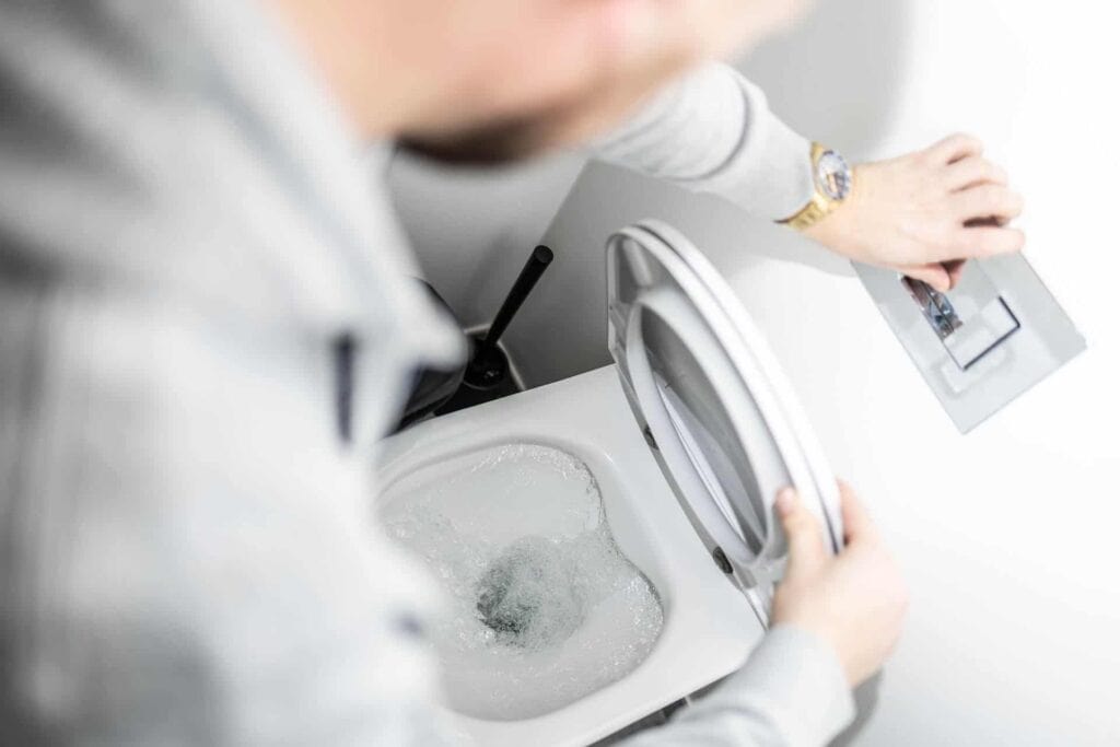 Gennemgang og justering af indbygningscisterne til toilet.