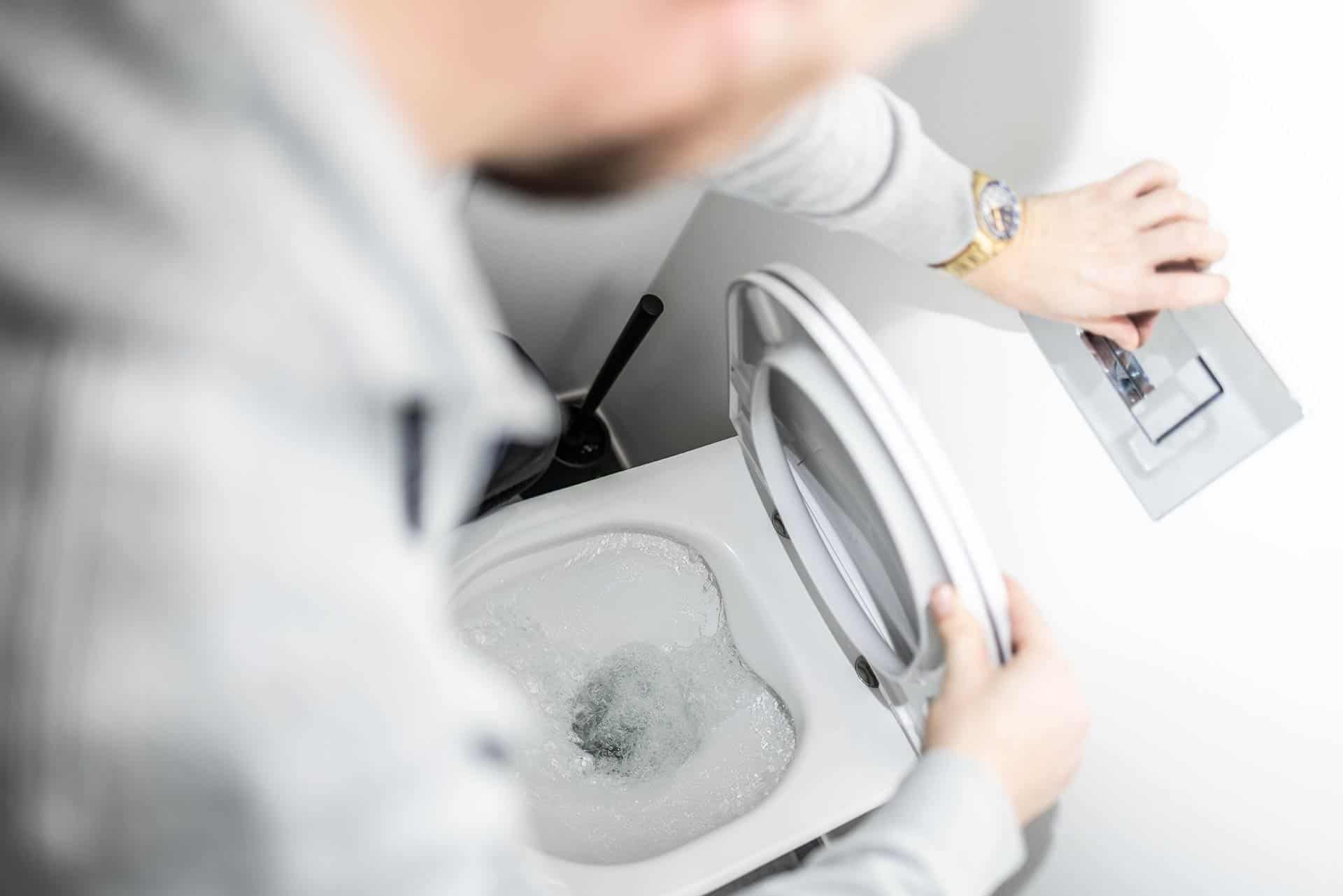Gennemgang og justering af indbygningscisterne til toilet.