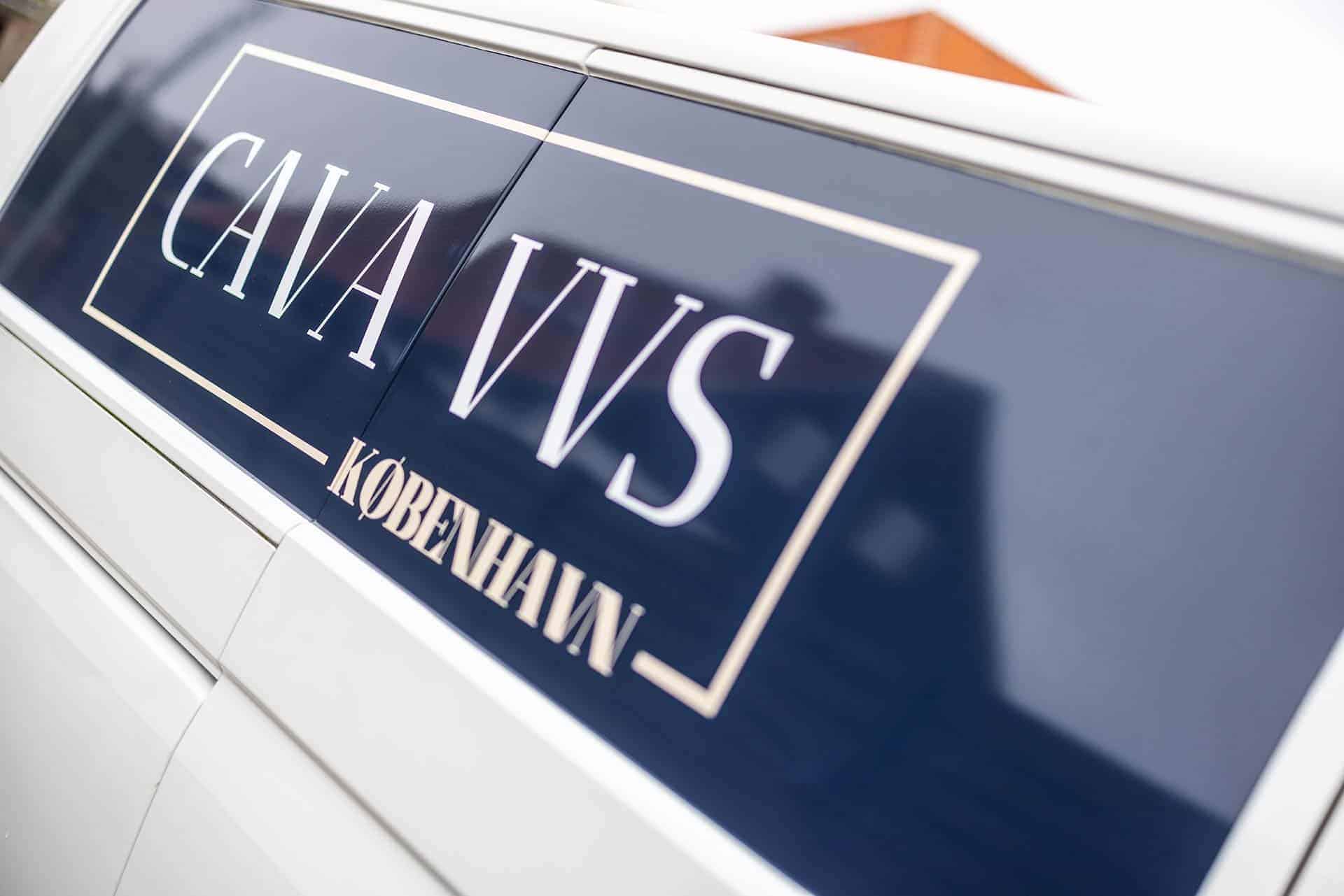 Detalje af Cava VVS firmabil med logo - "CAVA VVS KØBENHAVN"