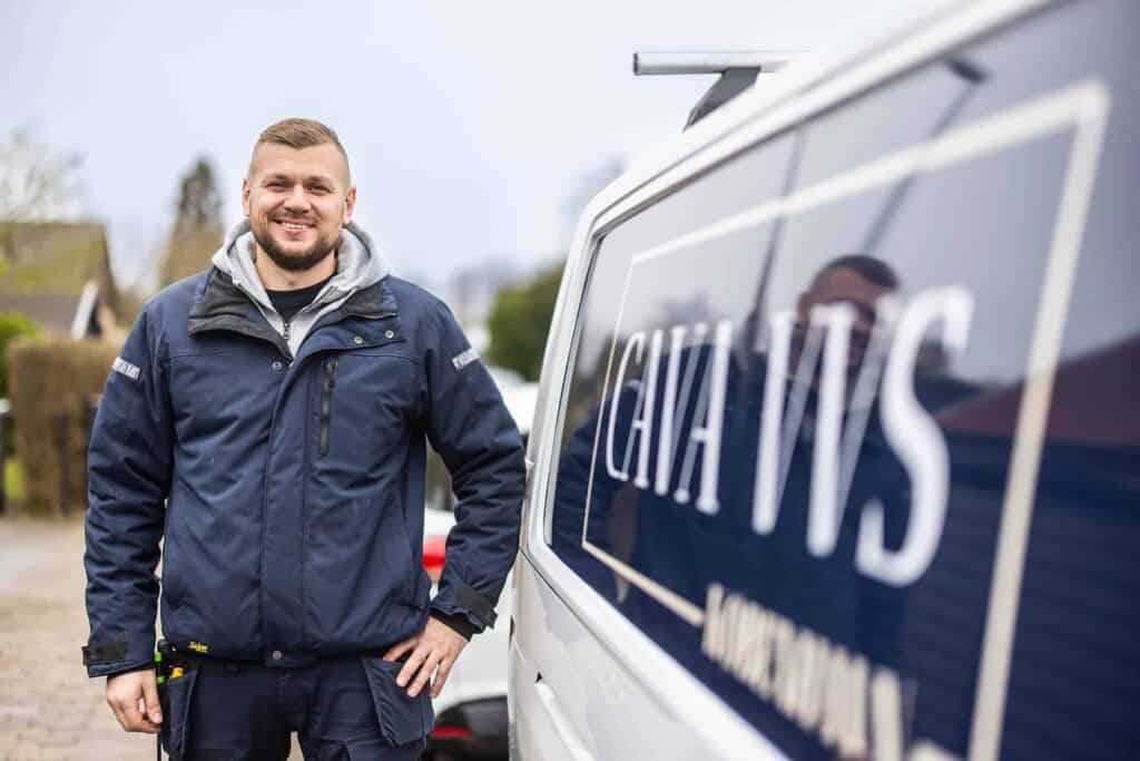 Håndværker i blå jakke ved Cava VVS firmabil - "CAVA VVS"