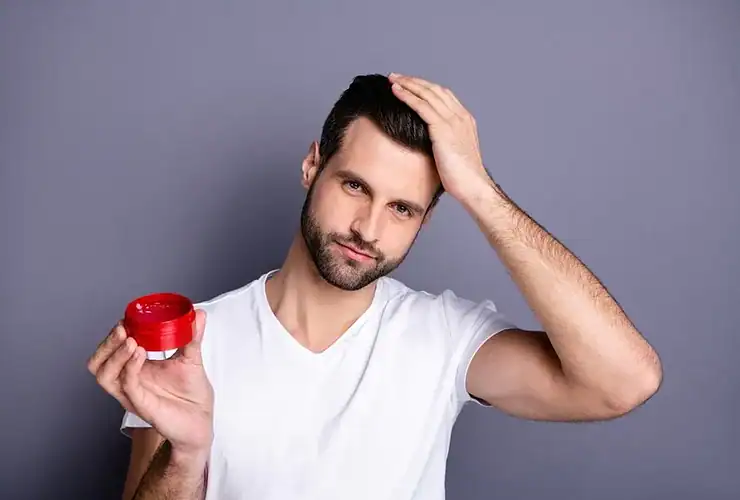 Cheveux gominés