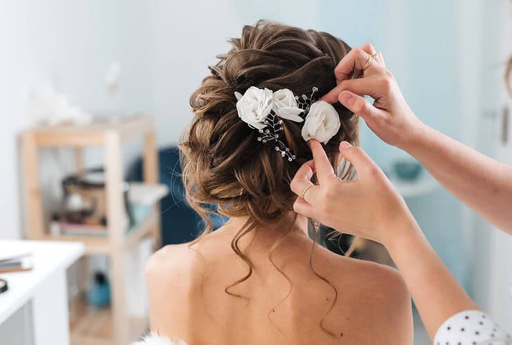 Coiffeur de demoiselle d'honneur