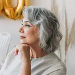 Coupe de cheveux pour femme de 60 ans avec un visage ovale