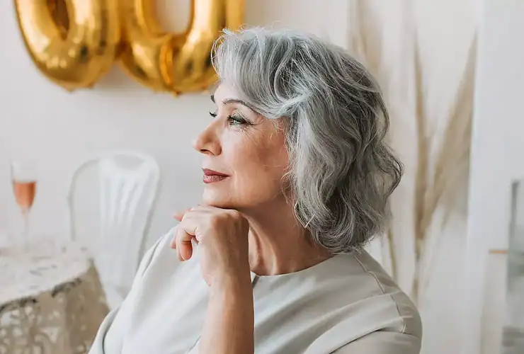Coupe de cheveux pour femme de 60 ans avec un visage ovale