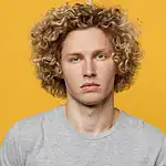 Coupe de cheveux pour homme frisé