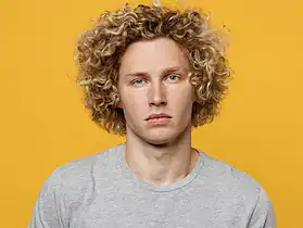 Coupe de cheveux pour homme frisé