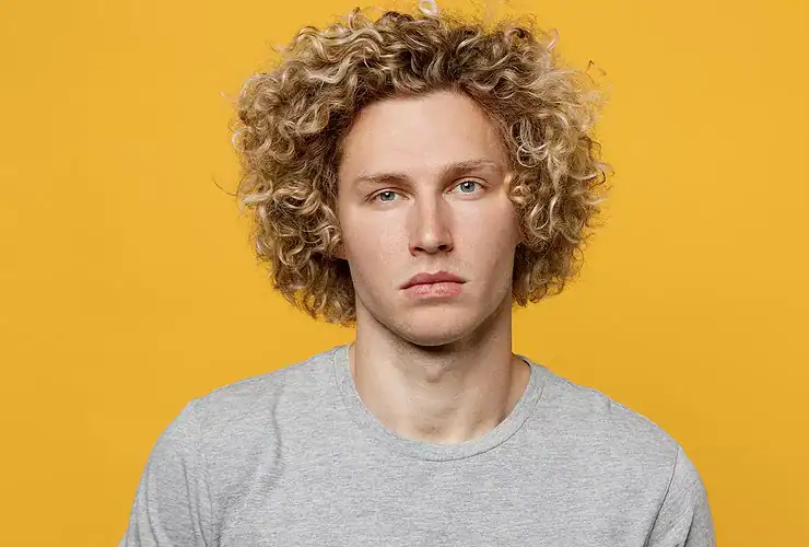 Coupe de cheveux pour homme frisé
