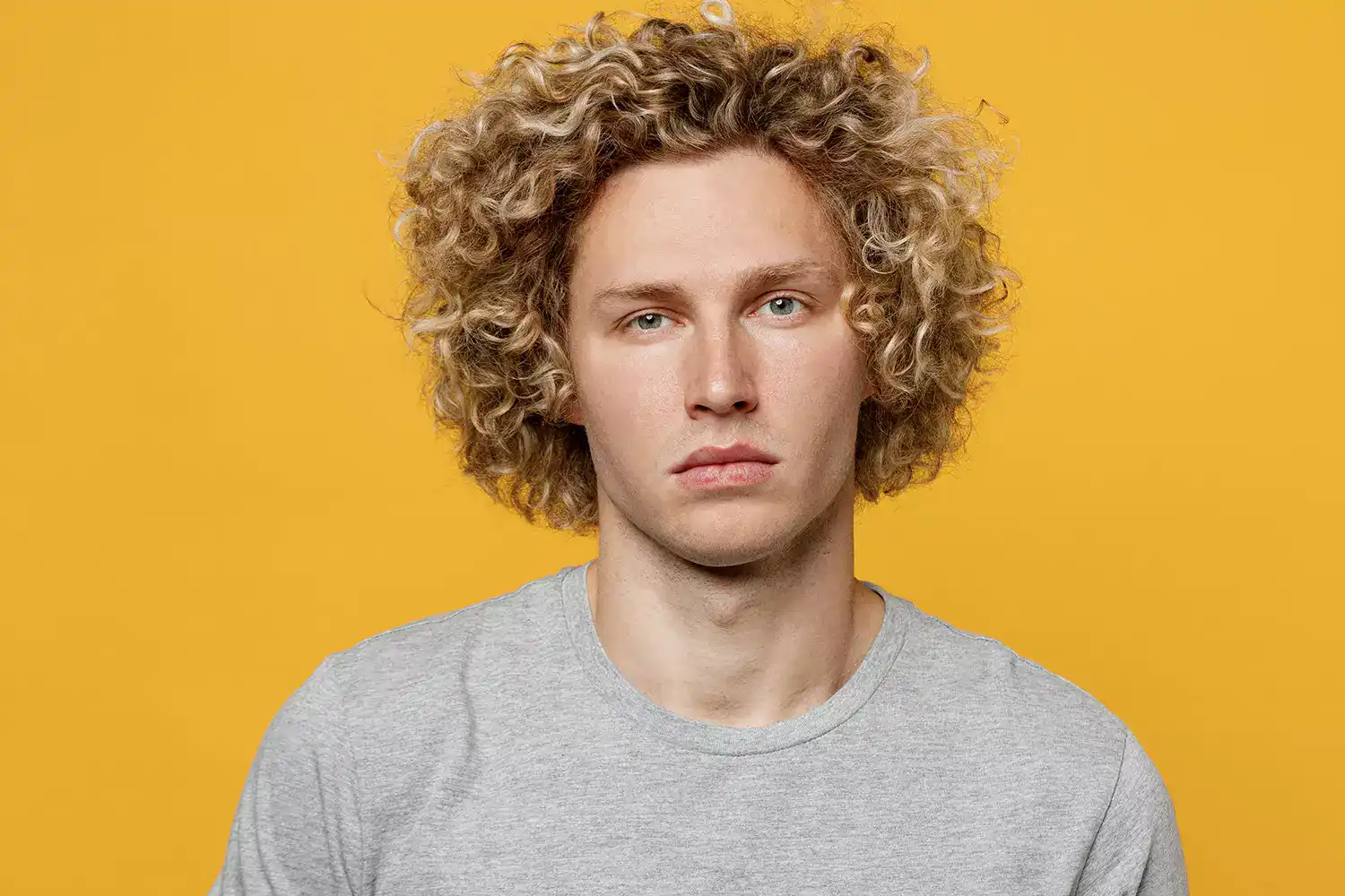 Coupe de cheveux pour homme frisé