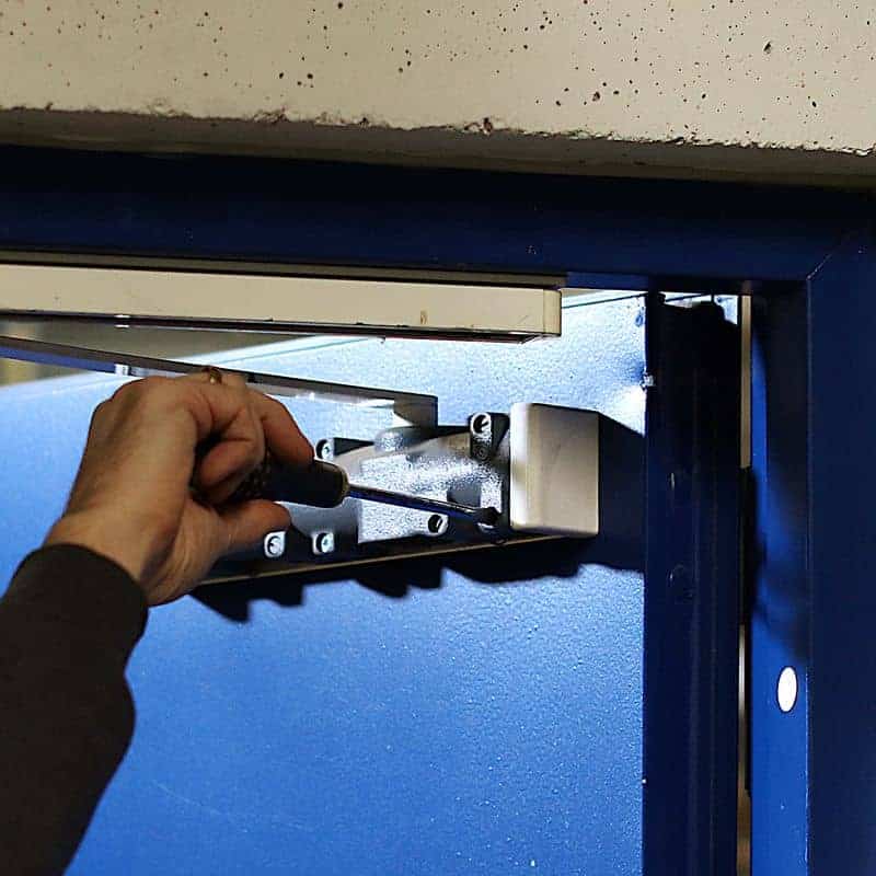 Dørpumper der lukker døren automatisk