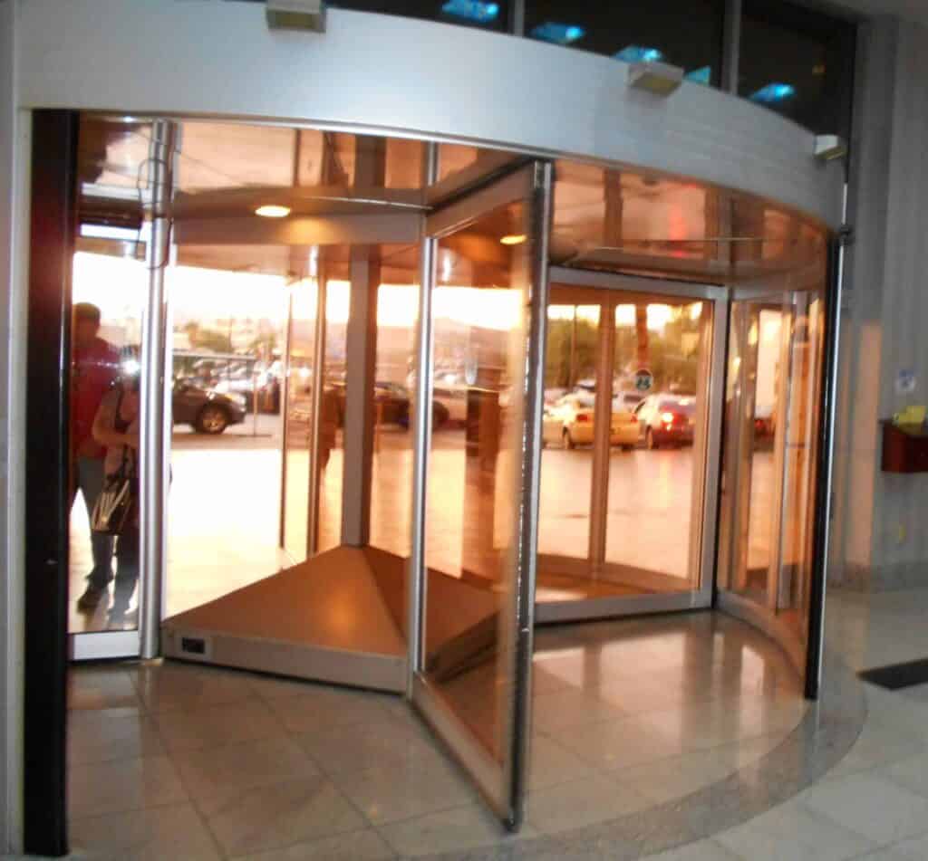 Indgang til et shoppingcenter