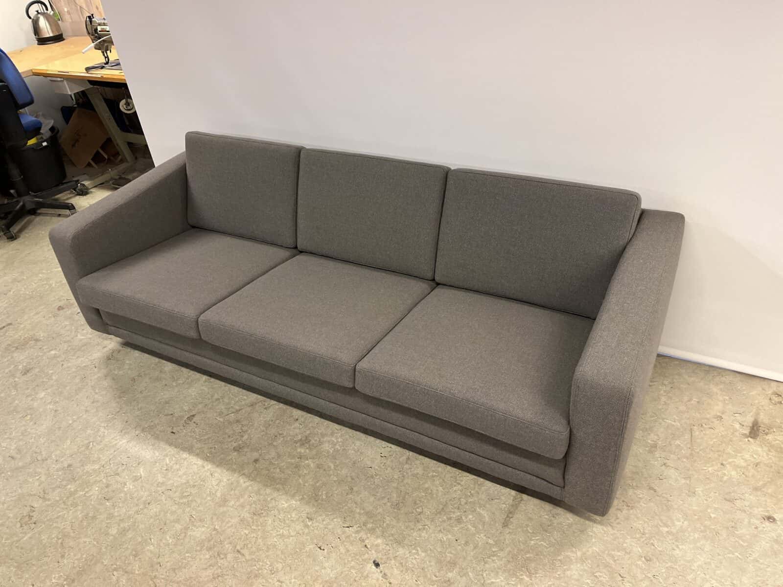 Lav grå sofa stående på værksted