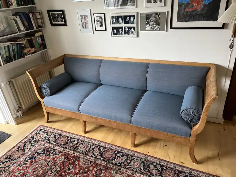 Træ sofa med blå hynder
