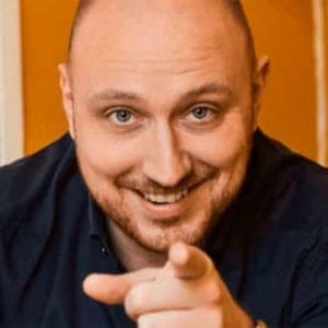 Komiker Daniel Lill peger i kameraet