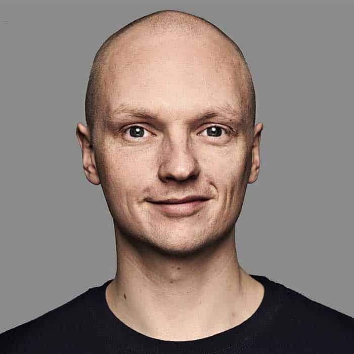 Portræt af komiker Mikkel Rask