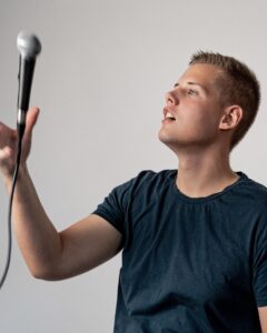 Billede af komiker Niclas Vingaard der kaster en mikrofon