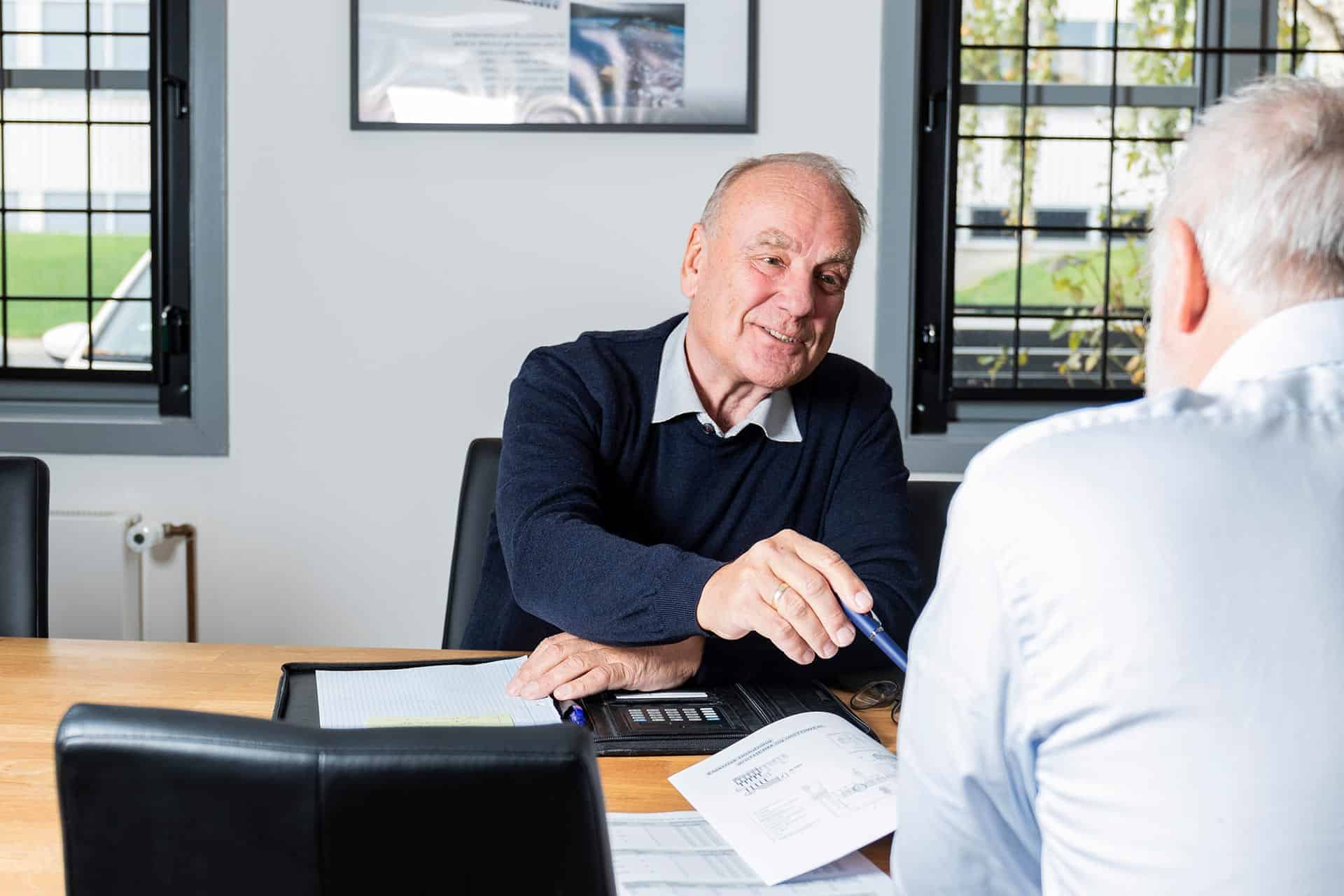 Møde mellem to herrer på kontor