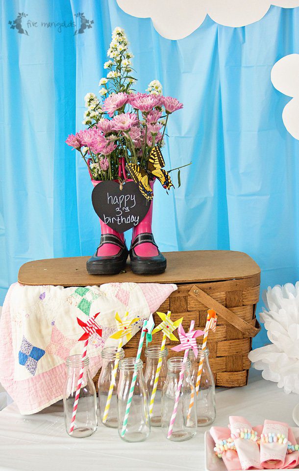 DIY Peppa Pig Picnic Birthday Party with $4 backdrop, muddy puddles and custom favors with free printables | Five Marigolds