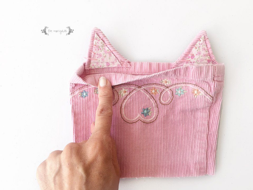 Upcycle your baby clothes with this pants - to - kitty cat purse refashion tutorial.