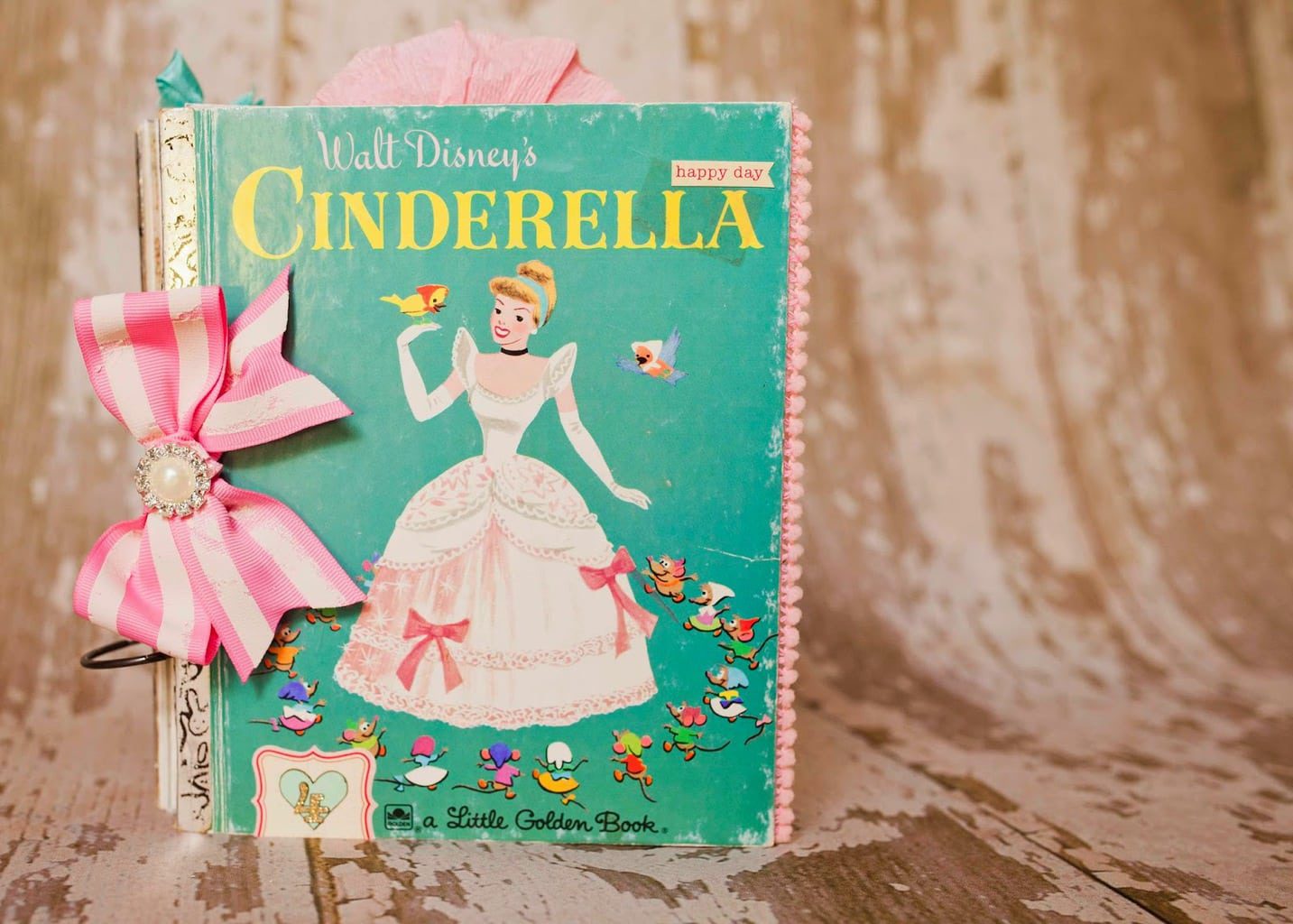 15 Genius Way to Upcycle Vintage Books