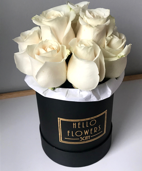 Białe róże w małym czarnym boxie - kwiaty w pudełku | flower box