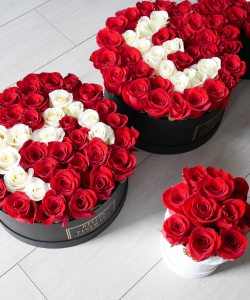Kwiatowa litera w czarnym mega boxie - kwiaty w pudełku | flower box