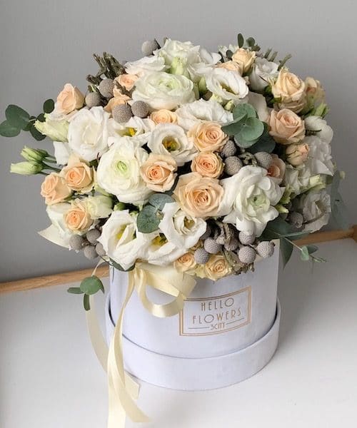 Kompozycja świeżych kwiatów w dużym białym welurowym boxie - kwiaty w pudełkach | flower box