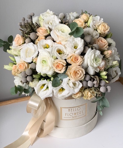 Mix świeżych kwiatów w dużym beżowym welurowym boxie - kwiaty w pudełkach | flower box
