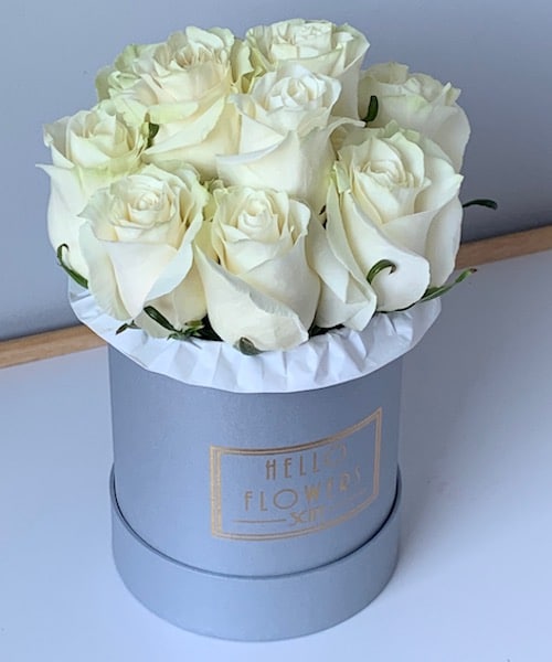 Białe róże w małym szarym boxie - kwiaty w pudełku | flower box